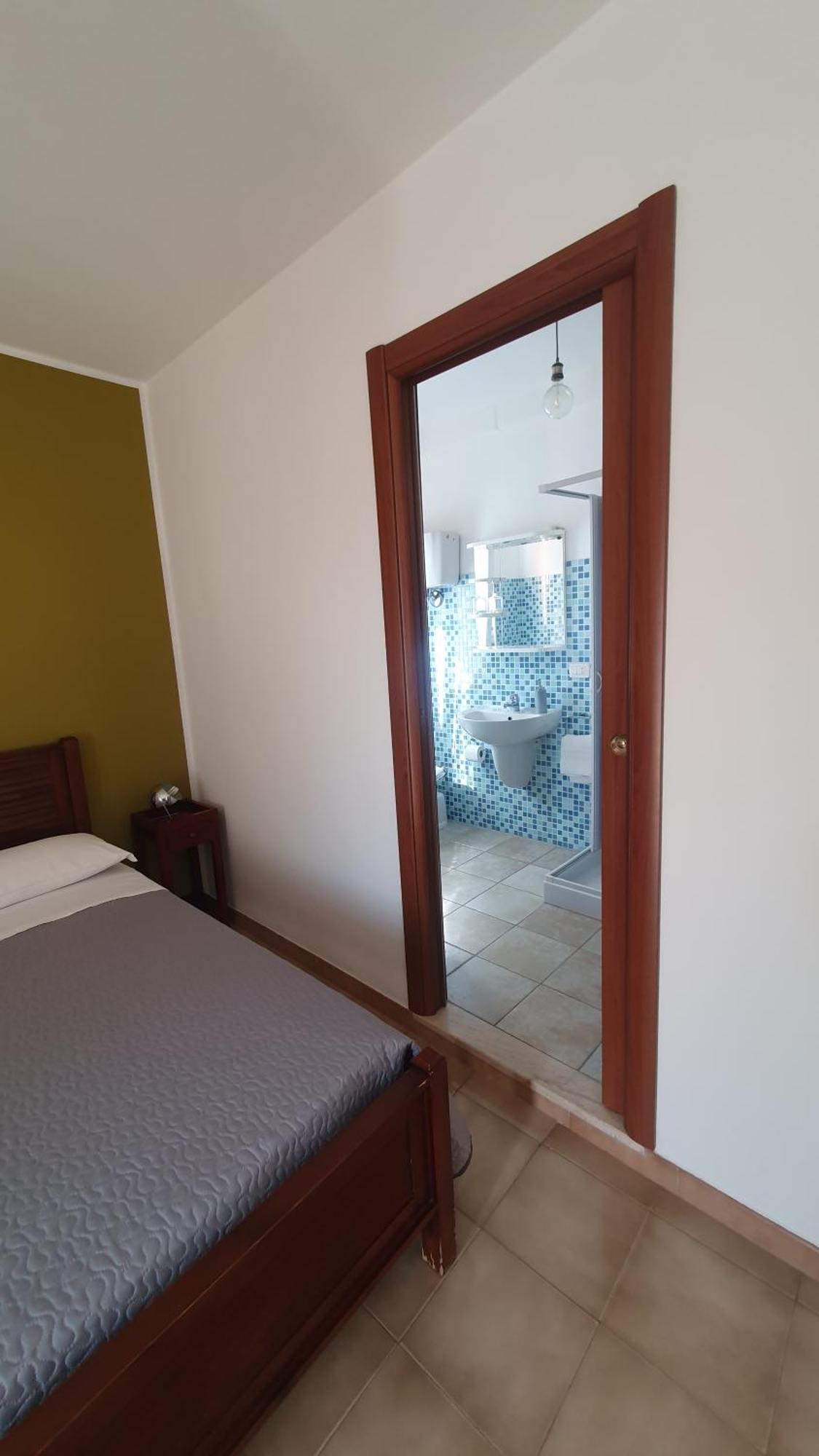 Blue Dolphin Guest House อาลเกโร ภายนอก รูปภาพ